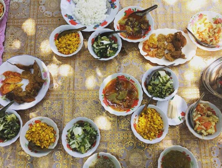A variety of Burmese dishes for lunch.
