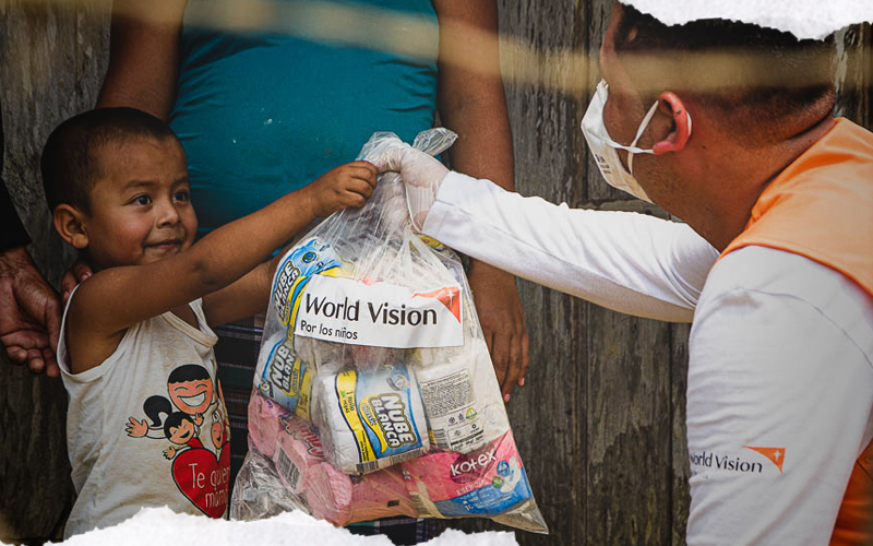 Un membre du personnel de Vision Mondiale fournit une trousse d’aide alimentaire et d’hygiène à une des familles en Honduras.
