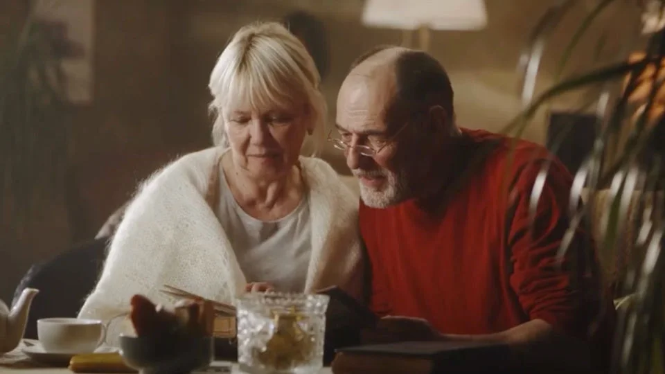 couple browses their plan together