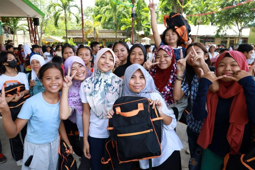 In the Philippines, the students were surprised to find the bags stuffed with more supplies, like notebooks, pens and colouring materials. 